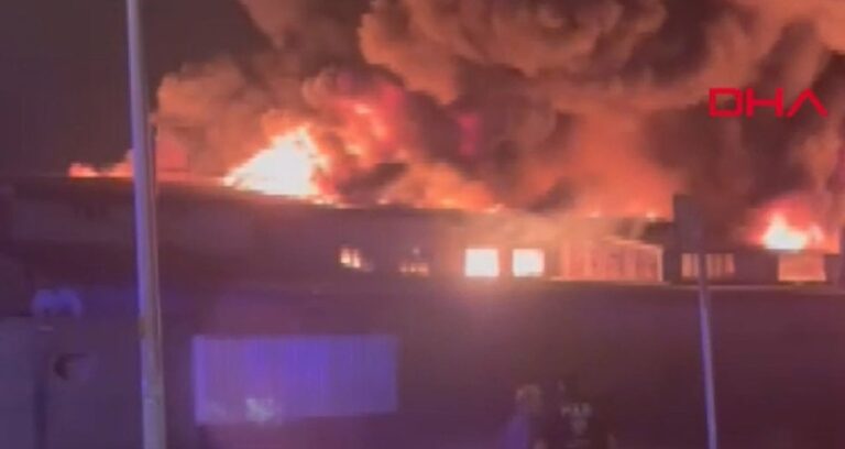 arnavutkoyde plastik fabrikasinda yangin TVx37mXp