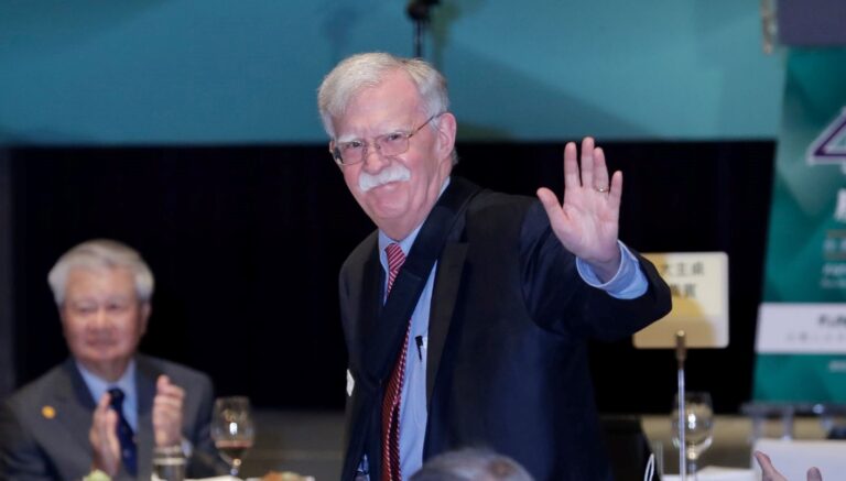 fbi ajanlari trumpin eski danismaninin evini basti OdNd1q2p