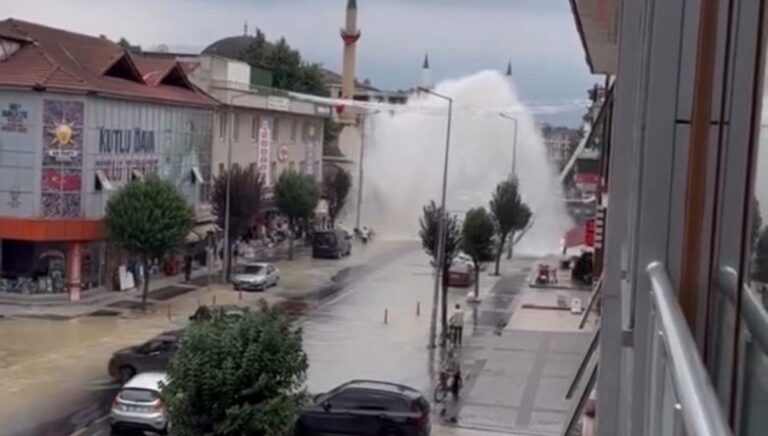 icme suyu hatti borusu patladi su metrelerce yuksege fiskirdi WVVpidCS