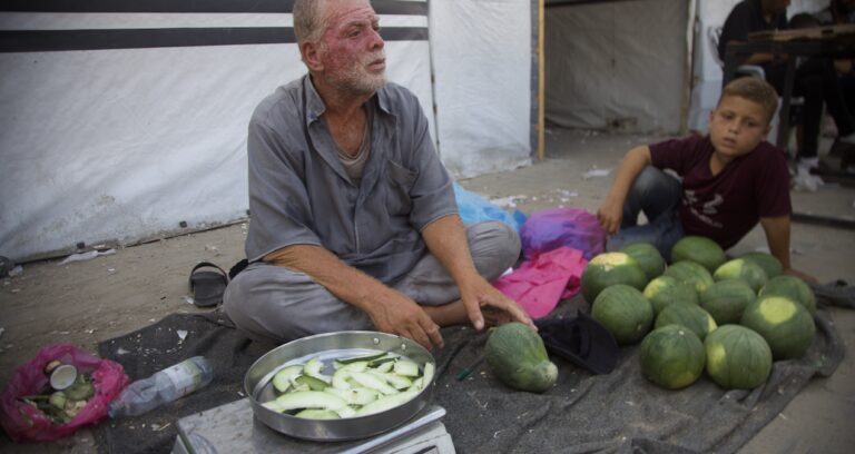 israilin acliga mahkum ettigi gazzede olgunlasmamis meyveler bile satiliyor SUzHuVpM