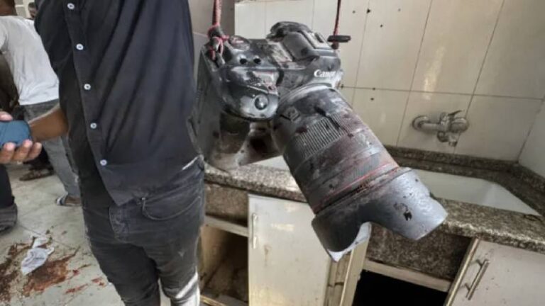 israilin gazzedeki nasir hastanesine duzenledigi saldirida 4u gazeteci 15 kisi hayatini kaybetti frEPs2WE