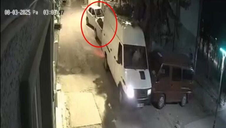 minibusuyle geri manevra yaparken 2 otomobile carpip kacti 1kMqGGNL