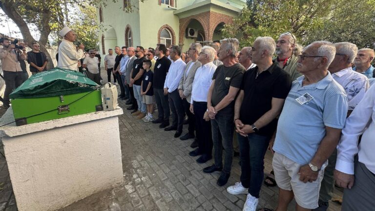 ozgur ozel balikesirde cenaze torenine katildi mFkIuNkj