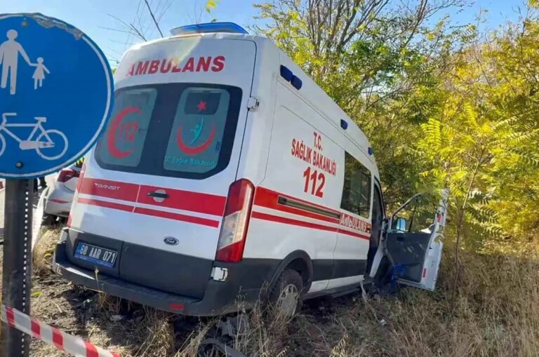 aksarayda ambulans ile doktorun aracinin carpismasi 7 yarali 6fTwsMn5.jpg