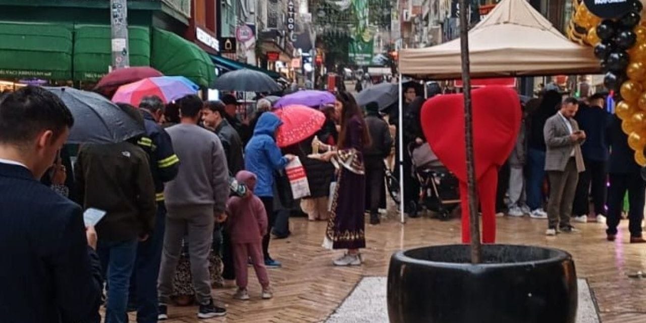 bu da bedava altin kuyrugu kuyumcunun kampanyasi izdiham yaratti tcGBWAmG