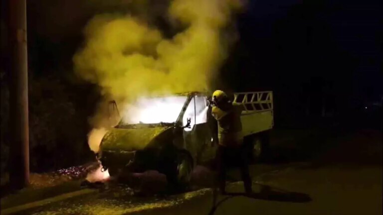 hatayda park halindeki kamyonet yanginda kullanilamaz hale geldi wtQOWfED