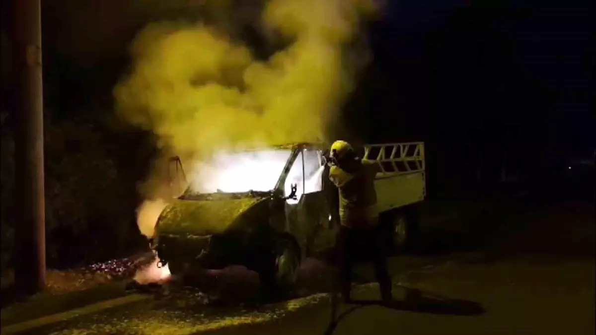 hatayda park halindeki kamyonet yanginda kullanilamaz hale geldi wtQOWfED