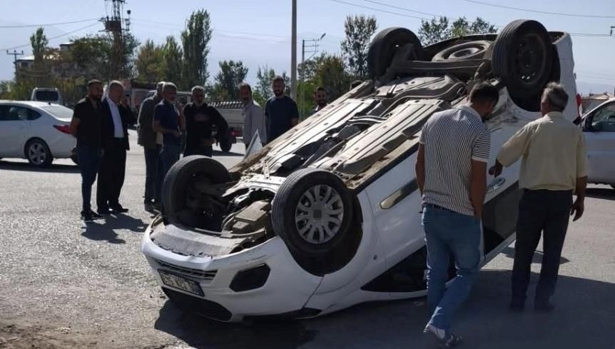 igdirda kaza araclardan biri ters dondu iki kisi yaralandi whg2tjkP