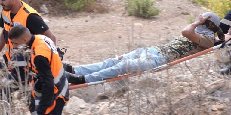 israil askerleri sevinmeyin diyerek filistinli kalabaliga saldirdi utZ6XwiZ.jpg