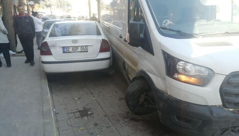 kontrolden cikti dort araca carpti bir yarali wLgt83Dy.jpg