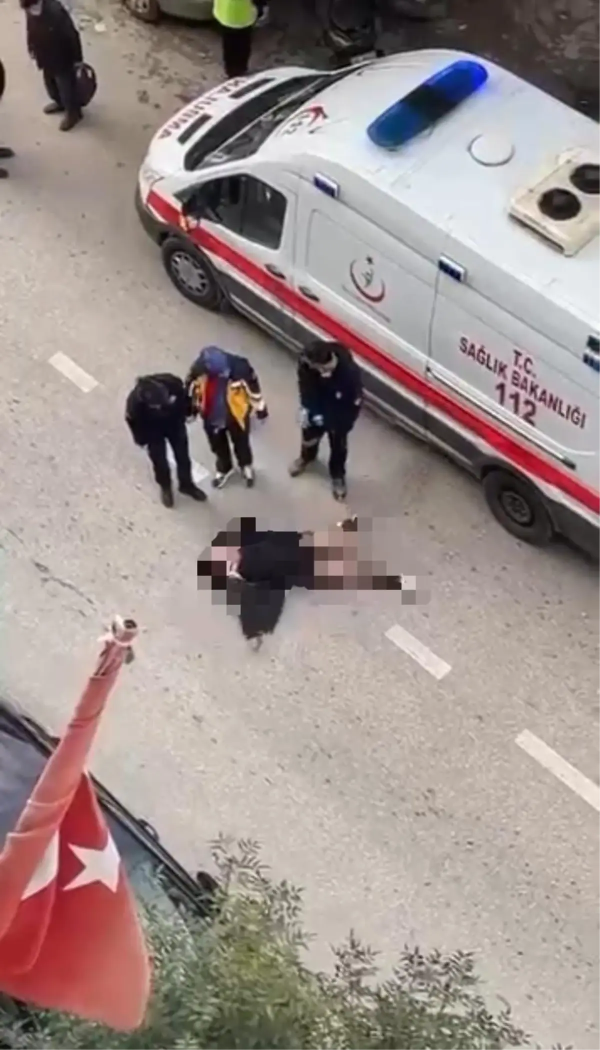 yolun ortasinda yatan kadin sinir krizi gecirdi 8scqKzrp.jpg