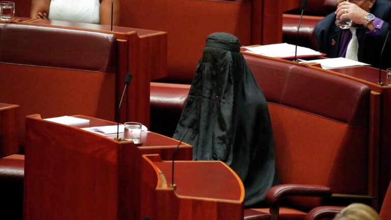 avustralyali-senator-burka-giydigi-protesto-nedeniyle-parlamentodan-men-edildi-AED9tjJx.jpg