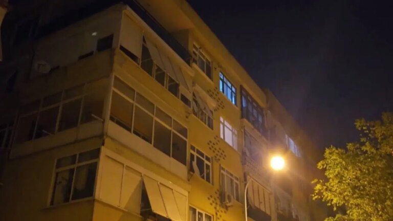 bu kez adres istanbul kolonlarinda catlaklar olusan 4 katli bina tahliye edildi SaDn8sAK.jpg