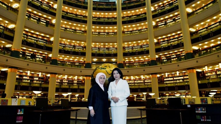 emine-erdogan-guney-kore-devlet-baskaninin-esi-ile-millet-kutuphanesini-ziyaret-etti-XZsE96rn.jpg
