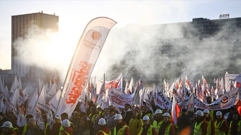 polonyali komur madencilerinin protestosu uzerine hukumet madencilik yasasi taslagini kabul etti 66hFLMx8.jpg