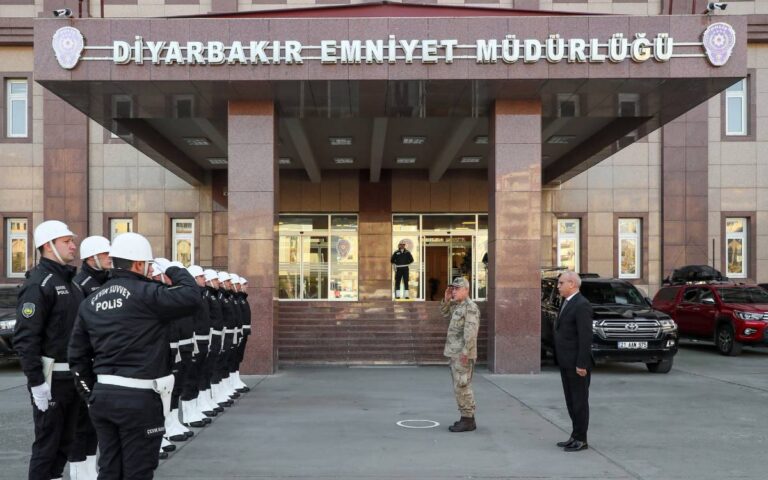 diyarbakir-emniyetine-saldiri-girisimi-10-gozalti-6-kisi-araniyor-GU4RDecR.jpg