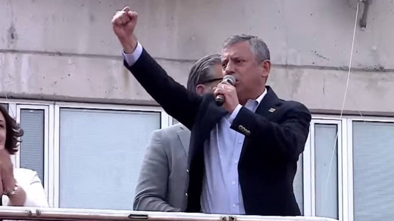 Özgür Özel Lüleburgaz’dan sesleniyor: ‘CHP’ye çökmeye çalışanlar bilsin, bu millete diz çöktüremezsiniz’
